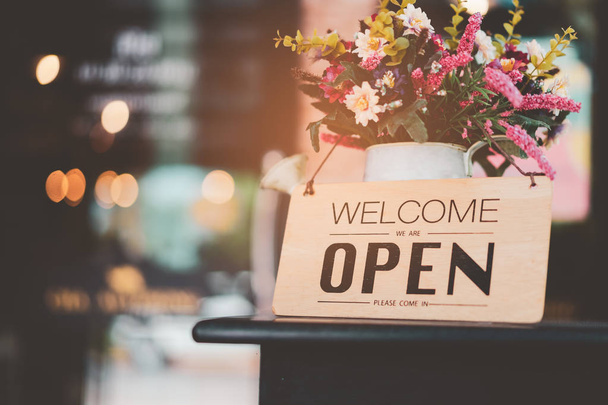 Open teken voorkant van Café winkel met bloem en bokeh licht abstracte achtergrond.  - Foto, afbeelding