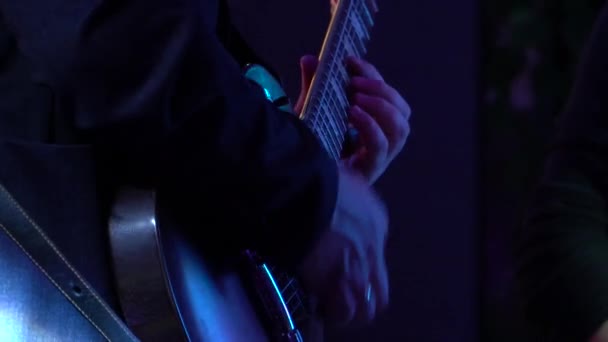 コンサートでギタリストはエレキギターの形状レスポールを果たしています - 映像、動画