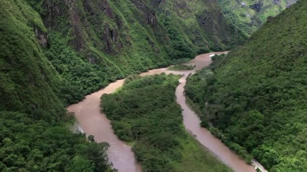 Widok z lotu ptaka na dolinę Andę w pobliżu Machu Picchu, Peru, Ameryka Południowa - Materiał filmowy, wideo