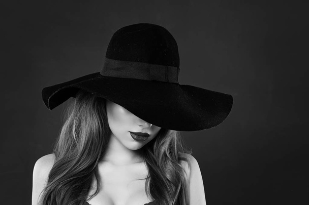 Beautiful model in classic hat, black and white portrait - Fotoğraf, Görsel