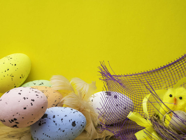 uova di Pasqua e polli gialli isolati su fondo giallo
 - Foto, immagini