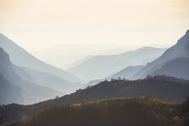 Незаймані долини і гірські Луки у віддаленій сільській місцевості в Румунії - Фото, зображення