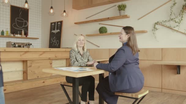 Two women business colleagues making order in cafe - Materiał filmowy, wideo