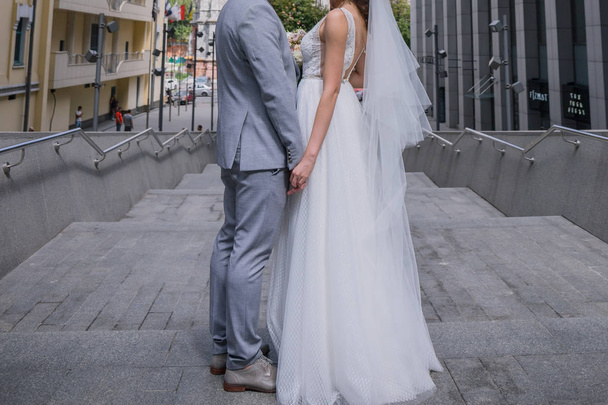 bride and groom on the big staircase - Φωτογραφία, εικόνα