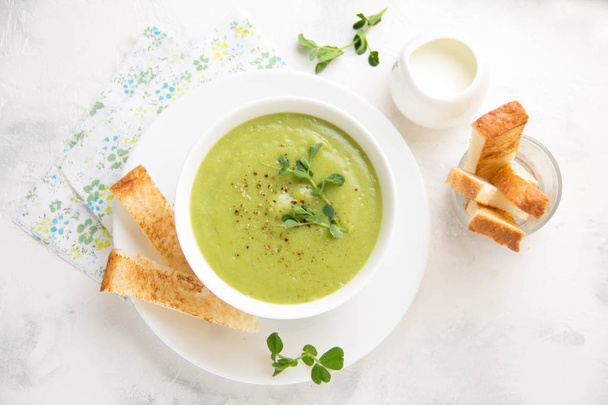 Green cream vegetable soup broccoli, peas, zucchini, spinach) wi - Photo, image