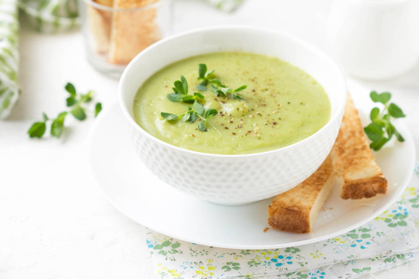 Green cream vegetable soup broccoli, peas, zucchini, spinach) wi - Foto, Bild