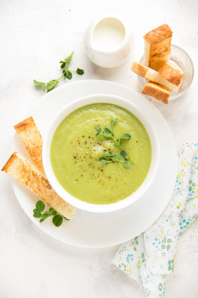 Green cream vegetable soup broccoli, peas, zucchini, spinach) wi - 写真・画像