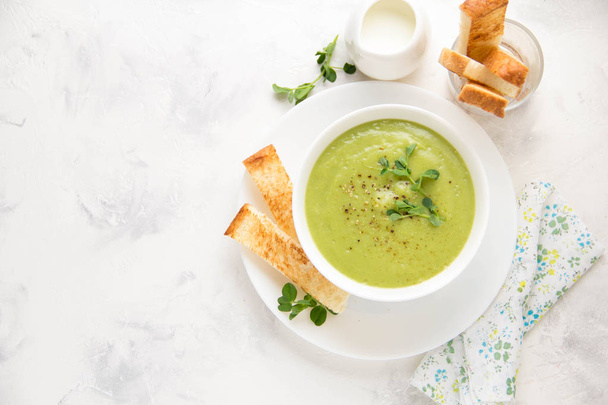Green cream vegetable soup broccoli, peas, zucchini, spinach) - 写真・画像