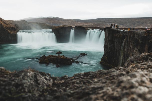 malerischer Wasserfall in schöner Landschaft in Island, Europa - Foto, Bild