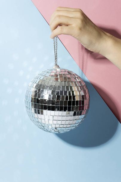 Glanzende disco bal op een heldere pastel creatieve achtergrond. Pop DIS - Foto, afbeelding