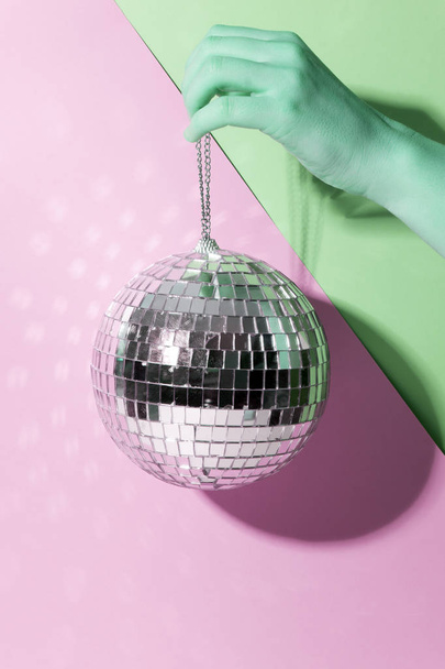 Bola de discoteca brilhante em um fundo criativo pastel brilhante. População
 - Foto, Imagem