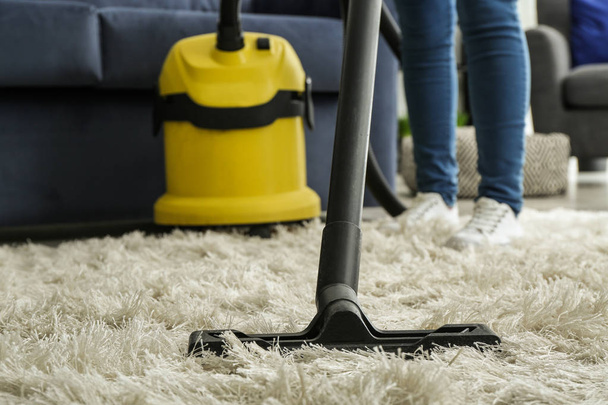 Cleaning of carpet with hoover at home - Valokuva, kuva