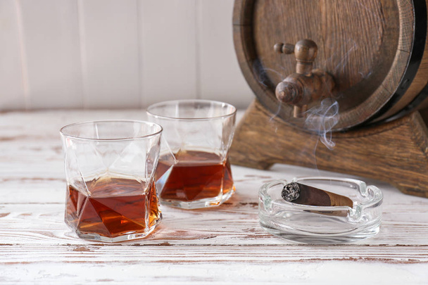 Beyaz masada puro ile soğuk viski gözlükleri - Fotoğraf, Görsel