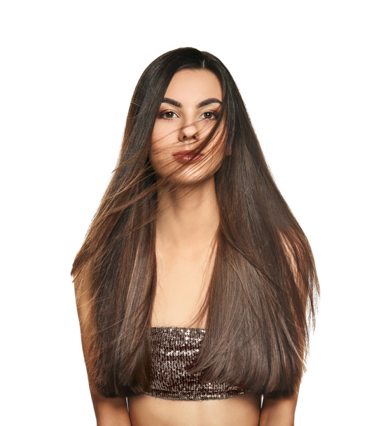 Retrato de una hermosa joven con cabello largo y saludable sobre fondo blanco
 - Foto, Imagen