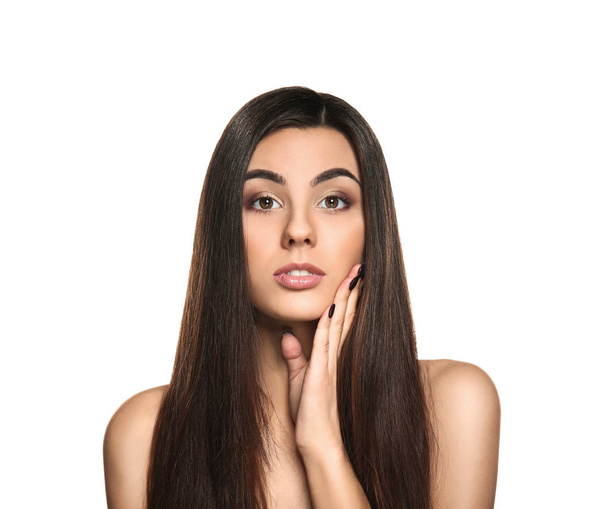 Retrato de una hermosa joven con cabello largo y saludable sobre fondo blanco
 - Foto, Imagen