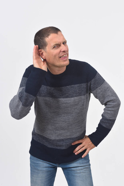 homem colocando uma mão em seu ouvido porque ela não pode ouvir no branco
  - Foto, Imagem