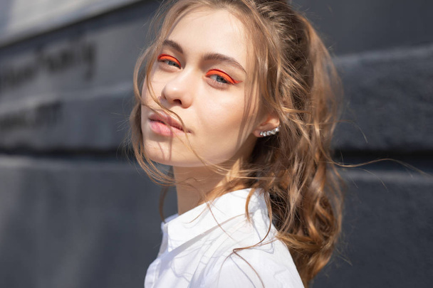 Pretty girl with creative makeup - Valokuva, kuva