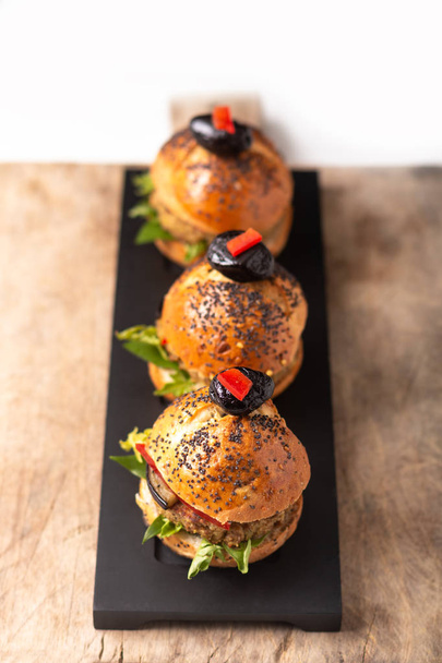 Концепция здорового питания Домашние веганские квиноа гамбургеры на черном p
 - Фото, изображение