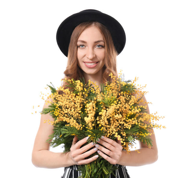 Mooie jonge vrouw met boeket van Mimosa bloemen op witte achtergrond - Foto, afbeelding
