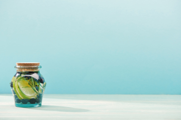 ローズマリー、ブルーベリー、ライムと瓶でデトックスドリンク青に分離 - 写真・画像