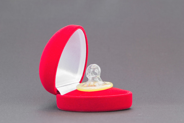 Kondom in roter Geschenkbox - Foto, Bild