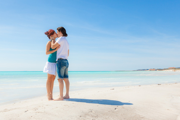 νεαρό ζευγάρι αγκαλιάσει σε μια παραλία της Καραϊβικής - Φωτογραφία, εικόνα