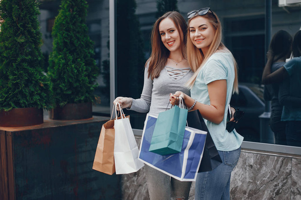 Cute girls with shopping bag in a city - Foto, Imagem