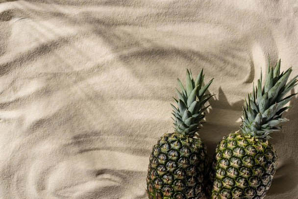 vue de dessus des ananas frais sur sable texturé avec espace de copie
 - Photo, image