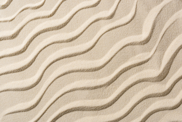 felülnézet a bézs, homokos hátteret sima hullámok - Fotó, kép