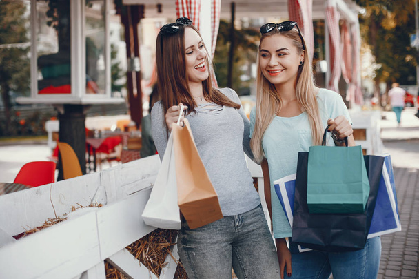 Cute girls with shopping bag in a city - Foto, Imagem