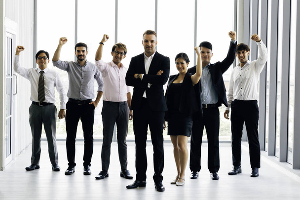 Multiracial Business team viert de overwinning in het kantoor - Foto, afbeelding