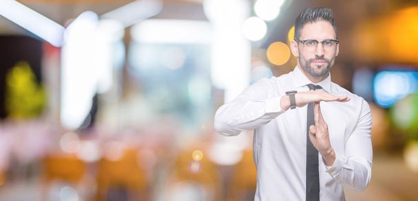 Mladý pohledný obchodní muž nosí brýle izolované pozadí dělá časový limit gesto s rukama, frustrovaný a vážná tvář - Fotografie, Obrázek