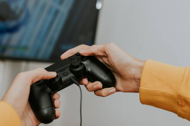 mano con el joystick jugando videojuegos
 - Foto, imagen
