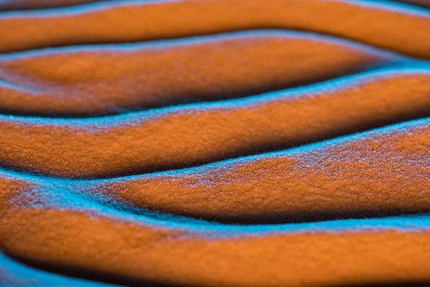 Close-up weergave van textuur zand achtergrond met golven en kleur filter - Foto, afbeelding