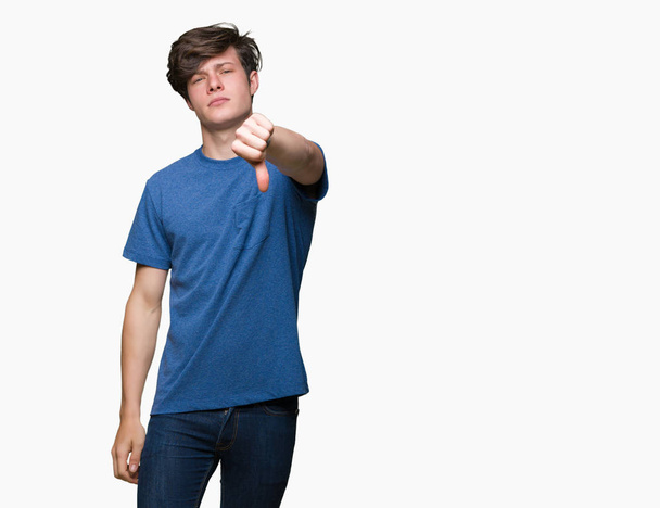 Fiatal jóképű férfi viselt kék póló felett elszigetelt háttér látszó boldogtalan és dühös mutatja elutasítása, és negatív, a hüvelykujj le gesztus. Rossz kifejezés. - Fotó, kép