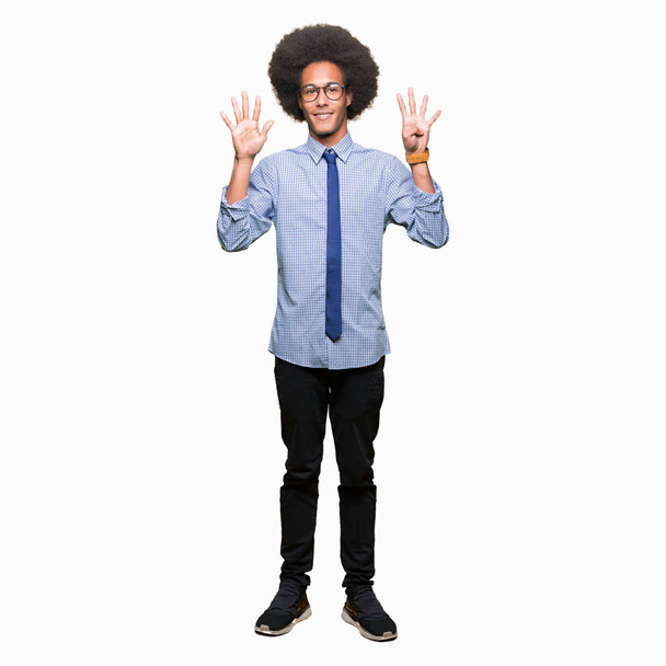 Jonge Afro-Amerikaanse zakenman met afro haar bril tonen en met vingers omhoog nummer negen terwijl lacht zelfverzekerd en blij. - Foto, afbeelding