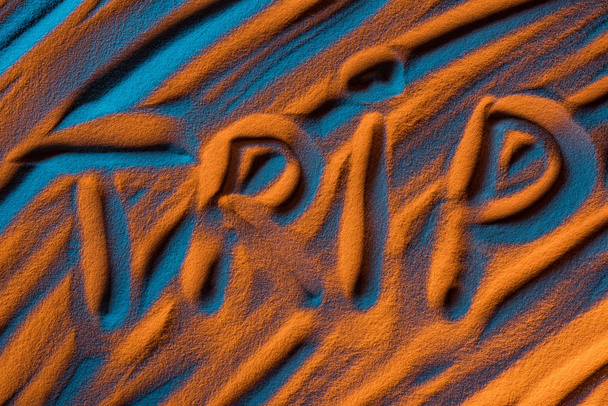vue du dessus du voyage de mot écrit dans le sable avec des vagues lisses et filtre de couleur
 - Photo, image