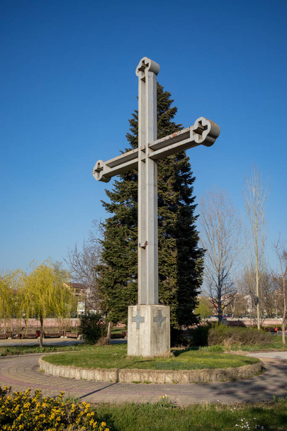 Croce nel parco pubblico dell'isola Libertà a Pazardzhik
 - Foto, immagini