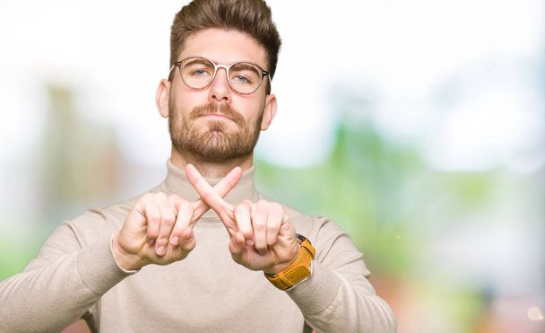 Jeune homme d'affaires beau portant des lunettes Expression de rejet croisant les doigts faisant signe négatif
 - Photo, image