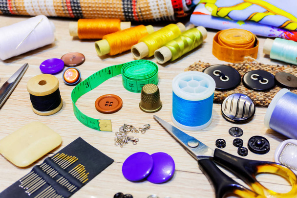 швейні та ремісничі приналежності на столі
 - Фото, зображення