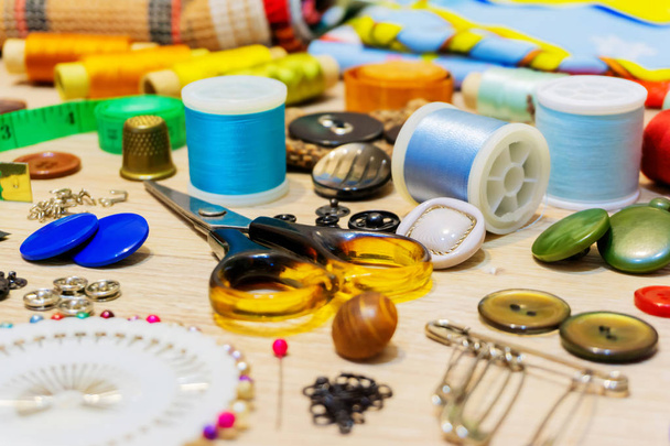 fournitures de couture et d'artisanat sur la table
 - Photo, image