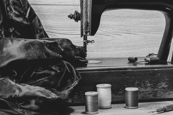 bodegón monocromo con máquina de coser antigua
 - Foto, imagen