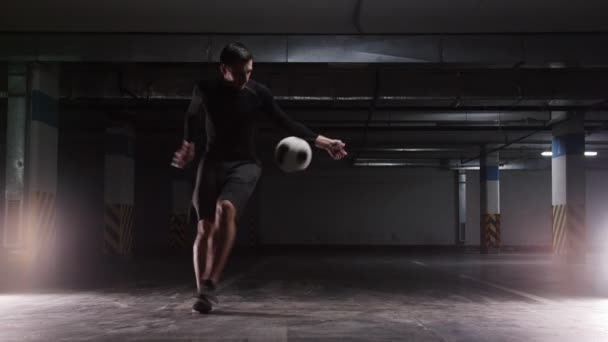 Mladý fotbalový muž, který provádí kopání triků s míčem - Záběry, video