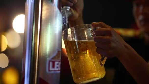 Piwo z beczki wlewa się do szklanki - Materiał filmowy, wideo