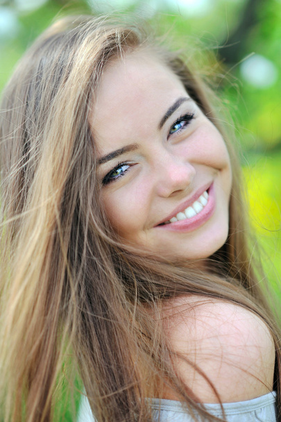 Kaunis hymyilevä tyttö ulkona muotokuva lähikuva
 - Valokuva, kuva