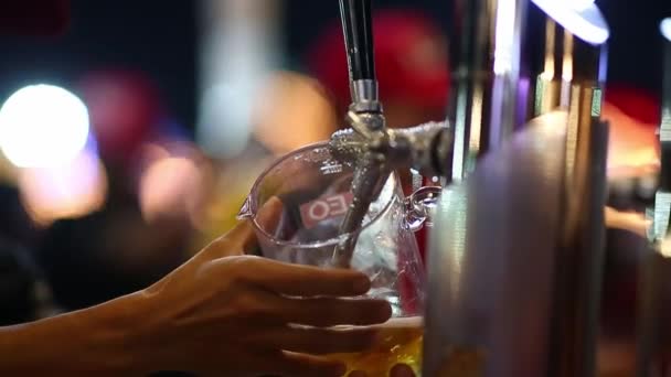 Csapolt sör egy pohárba önteni - Felvétel, videó