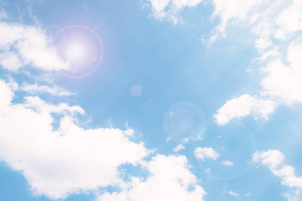 Fond bleu ciel doux avec des nuages. Effet éblouissement solaire
 - Photo, image
