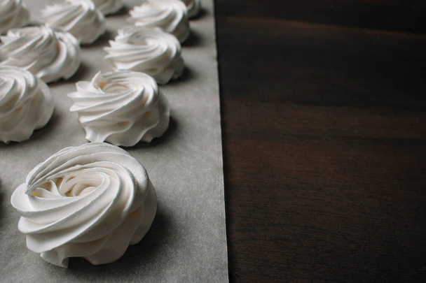 Proces wytwarzania Marshmallow. Zamknij ręce szefa kuchni z cukierniczych worek śmietany do pergaminu w kuchni cukierni. Przepis na co Marshmallow. Kopiuj przestrzeń - Zdjęcie, obraz