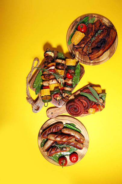 Valikoima herkullista grillattua lihaa ja vartaita vihannesten kanssa hedelmillä
 - Valokuva, kuva