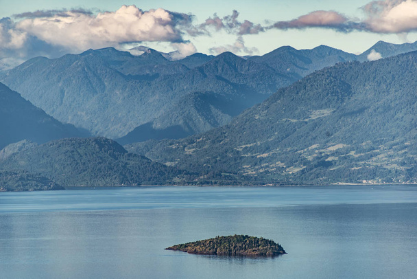 Невеликий острів в оточенні гігантів в озері Ranco - Фото, зображення